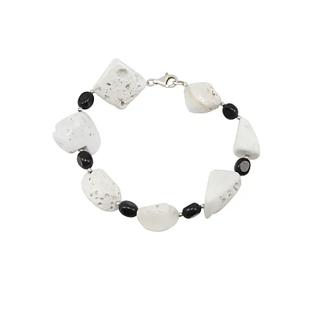 Βραχιόλι, γυναικείο, χειροποίητο, ασημένιο, με λευκά, ακατέργαστα κοράλλια & μαύρους όνυχες, επιπλατινωμένο, 20 εκατοστά, silverline, 0220029501